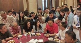 茅台股东大会前夜晚宴改为自助餐，飞天茅台变蓝莓果汁