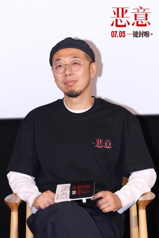 聚焦一场坠楼案引发的网络暴力，陈思诚张小斐新片《恶意》上海首映