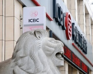 如何在银行进行基金投资组合的绩效跟踪与优化策略实践？