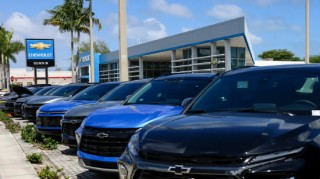 汽车巨头们在特朗普关税政策引发的混乱中取消业绩预测