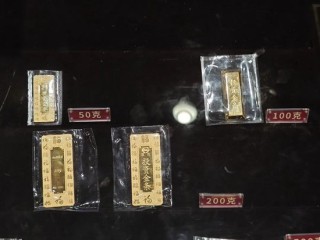 菜百卖黄金的队伍，一眼望不到头