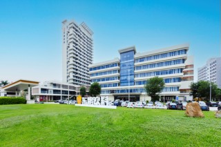 东鹏饮料成功登陆港交所：募资超百亿市值超千亿 中国能量饮料市场第一