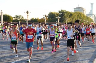 2025年北京马拉松天安门广场鸣枪起跑，3.2万余名选手同场竞技