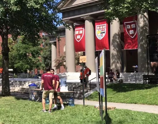 哈佛与白宫对决，美国人如何站队？  第1张