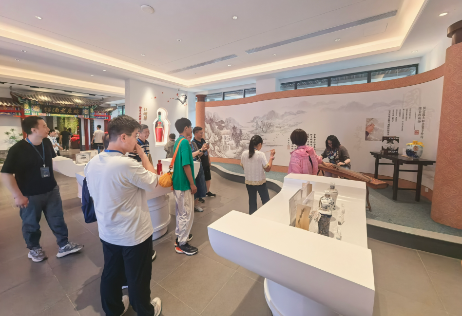 宇通重工特种装备事业部一行走进赊店酒乡小镇  第2张