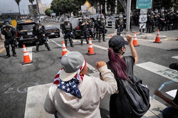 “不要国王！”抗议席卷全美，示威者涌入街头与警方发生冲突  第1张