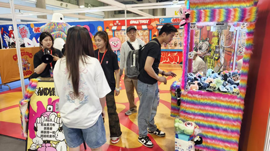 B站谷子墙、Switch2随便玩……我在好博会二次元区逛成“仓鼠囤货狂” 第5张 B站谷子墙、Switch2随便玩……我在好博会二次元区逛成“仓鼠囤货狂” 第5张