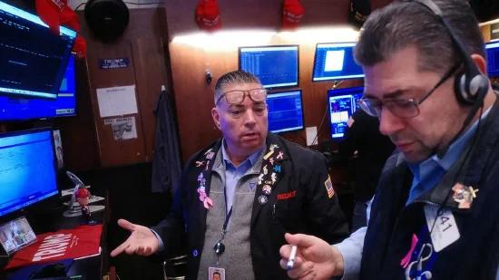 12月17日收盘:美股涨跌不一道指跌逾300点 非农数据描绘疲软经济 第1张 12月17日收盘:美股涨跌不一道指跌逾300点 非农数据描绘疲软经济 第1张