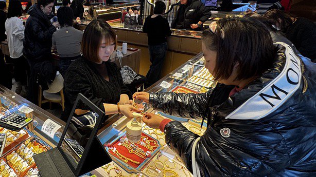 中国奢侈品市场现回暖迹象,年轻人称“还是不如买黄金” 第1张 中国奢侈品市场现回暖迹象,年轻人称“还是不如买黄金” 第1张