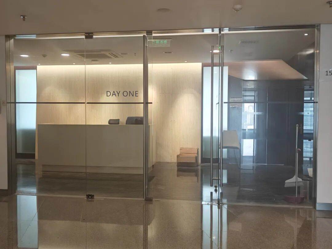 曾卖劳斯莱斯、保时捷等豪车,汽车销售巨头宝利德如今破产清算:杭州总部已人去楼空,义乌子公司贴上了封条 第4张 曾卖劳斯莱斯、保时捷等豪车,汽车销售巨头宝利德如今破产清算:杭州总部已人去楼空,义乌子公司贴上了封条 第4张