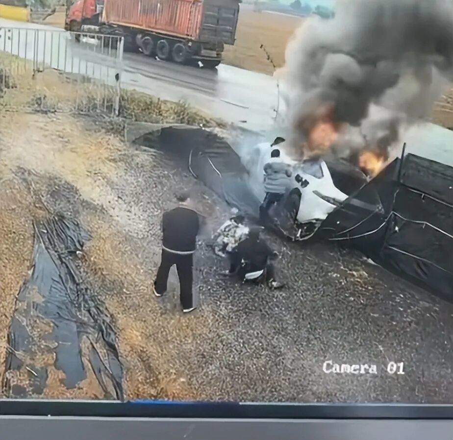 新能源车起火致1死,事故后打不开车门?车企紧急回应!汽车门把手强制性国家标准将于明年实施 第1张 新能源车起火致1死,事故后打不开车门?车企紧急回应!汽车门把手强制性国家标准将于明年实施 第1张