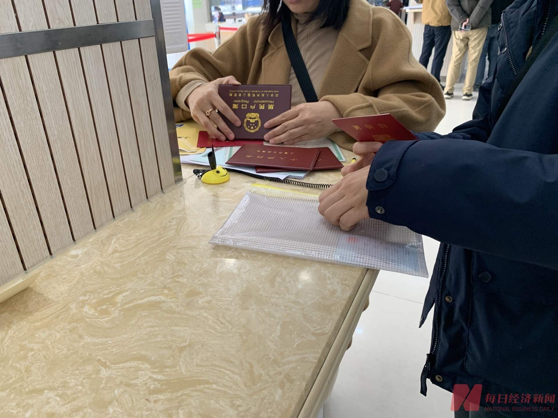 上海二手房交易中心乌泱泱挤满人，感受楼市“小阳春”｜新春走基层  第3张