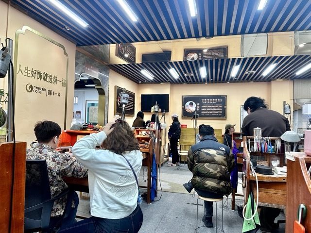 被老铺黄金们劝退,年轻人涌向广州打金一条街,50克金镯工费不到千元 第2张 被老铺黄金们劝退,年轻人涌向广州打金一条街,50克金镯工费不到千元 第2张