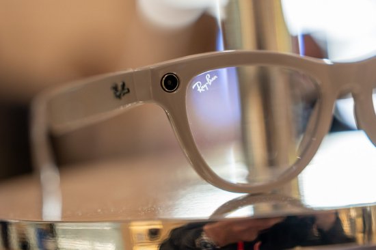 报道：苹果加速推进AI眼镜、智能吊坠与摄像头版AirPods研发  第2张