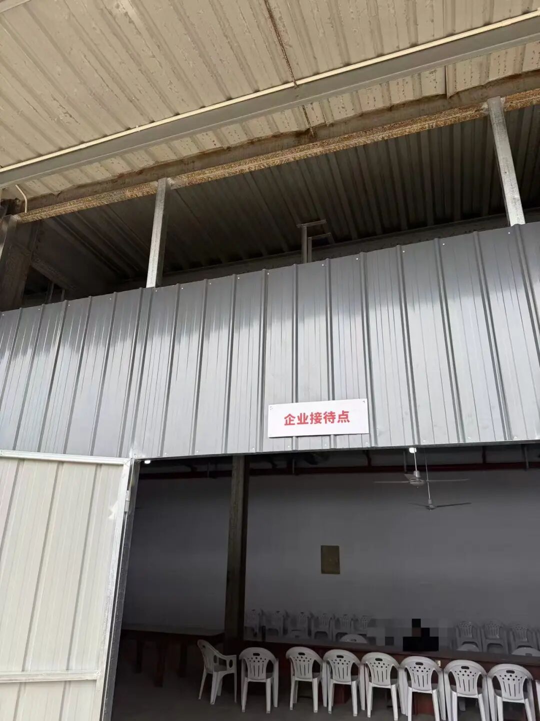 梅向荣自首，其妹梅亚萍“代理人”现身接待点，传达两套偿付方案！实探上海办公地：大批员工也深陷投资泥潭  第2张