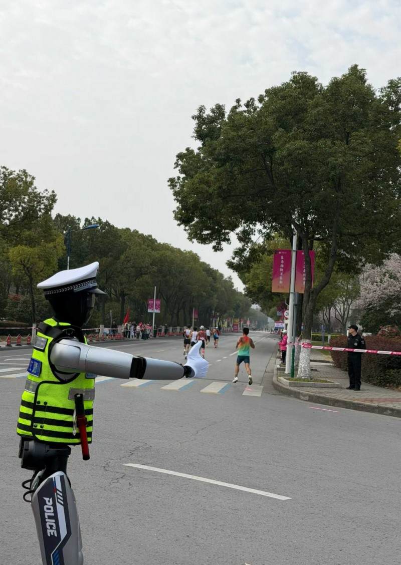 首个全交通警种机器人 魔法原子持证上岗无锡马拉松  第3张
