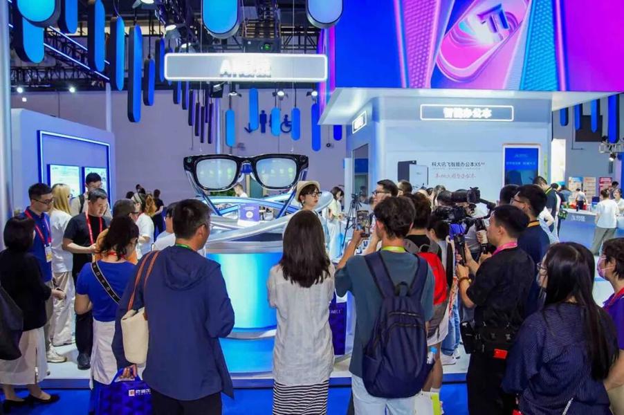 科大讯飞携AI眼镜亮相消博会，全场景AI赋能海南自贸港跨语言沟通  第2张